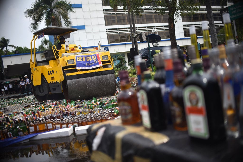 Pemusnahan rokok dan miras ilegal dengan alat berat