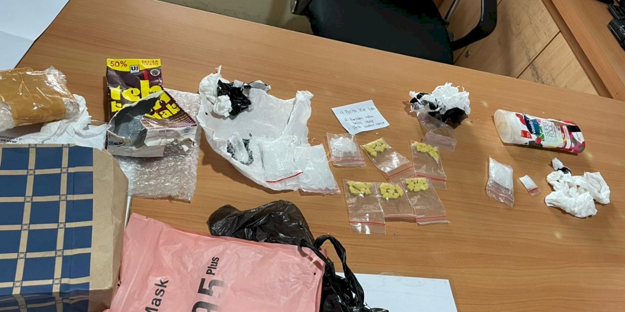 Petugas Bea Cukai mengamati layar X-ray yang menampilkan citra paket berisi narkotika